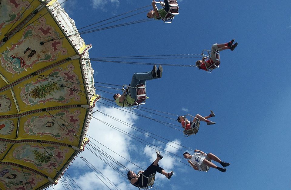 Egy kislány leesett a körhintáról, három férfit őrizetbe vettek