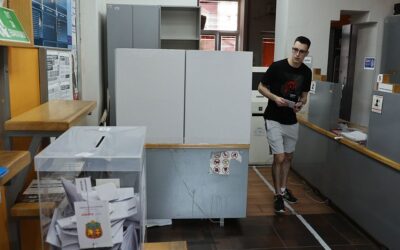 Az utcán, közösen várják a polgárok a választási eredményeket