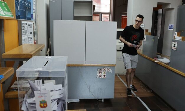 Az utcán, közösen várják a polgárok a választási eredményeket