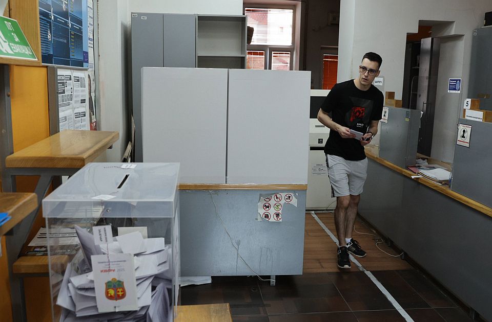 Az utcán, közösen várják a polgárok a választási eredményeket