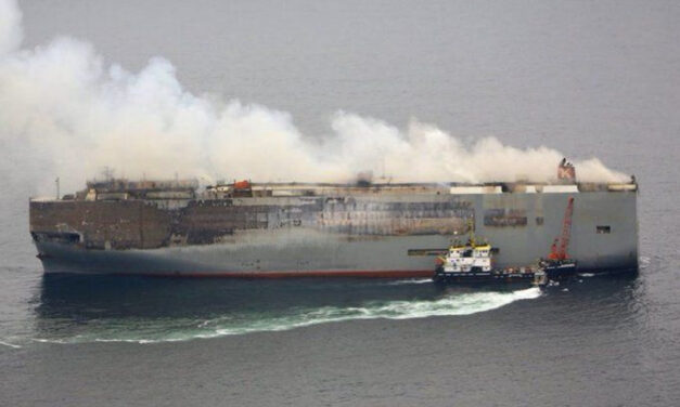 Még mindig lángol a 3000 kínai autóval megpakolt hatalmas szállítóhajó Alaszkánál