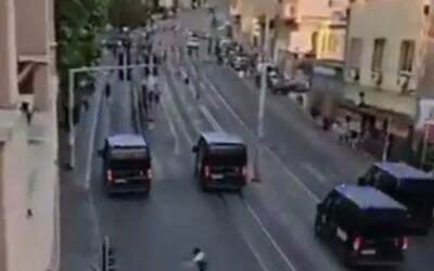 A rendőrség veri és letartóztatja a polgárokat Belgrádban Teljes gázzal hajtott a tüntetők közé több rendőrségi furgon