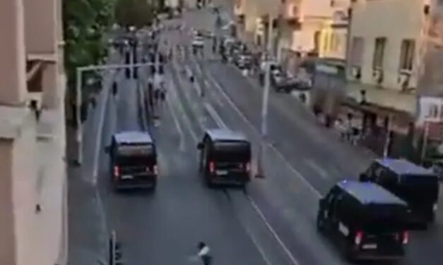 A rendőrség veri és letartóztatja a polgárokat Belgrádban