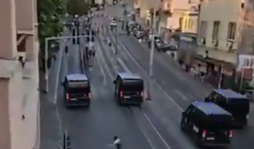 <span class="entry-title-primary">A rendőrség veri és letartóztatja a polgárokat Belgrádban</span> <span class="entry-subtitle">Teljes gázzal hajtott a tüntetők közé több rendőrségi furgon</span>