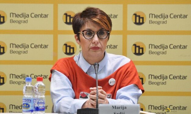 Autóval hajtottak neki az újvidéki aktivistának