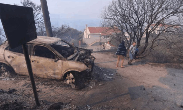 Omiš és Makarska között lángol az erdő