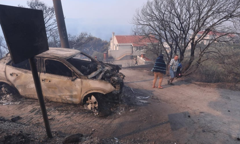 Omiš és Makarska között lángol az erdő
