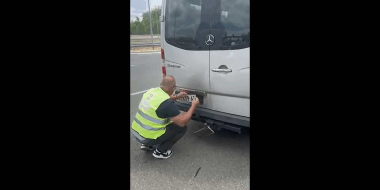 A közlekedésiek levették az egyetemistákat Belgrádba szállító mikrobusz rendszámát