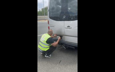 A közlekedésiek levették az egyetemistákat Belgrádba szállító mikrobusz rendszámát