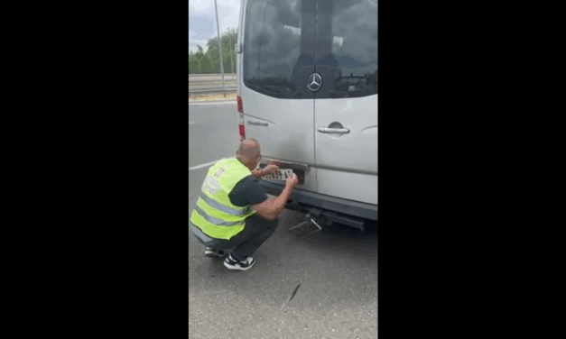 A közlekedésiek levették az egyetemistákat Belgrádba szállító mikrobusz rendszámát