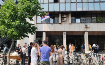 A bíróság elé vonultak a polgárok a professzorok letartóztatása miatt