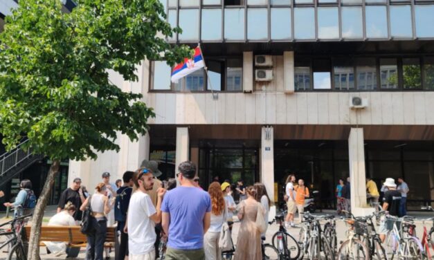 A bíróság elé vonultak a polgárok a professzorok letartóztatása miatt