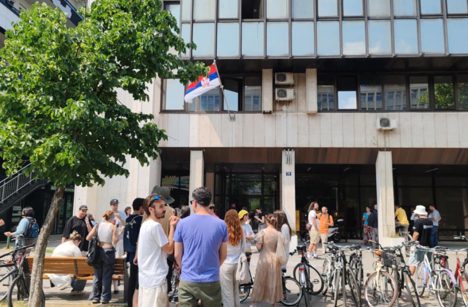 A bíróság elé vonultak a polgárok a professzorok letartóztatása miatt