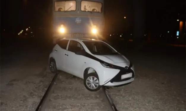 Részeg nő akadt fenn a síneken, a mozdonyvezető józanságának köszönve nem történt tragédia