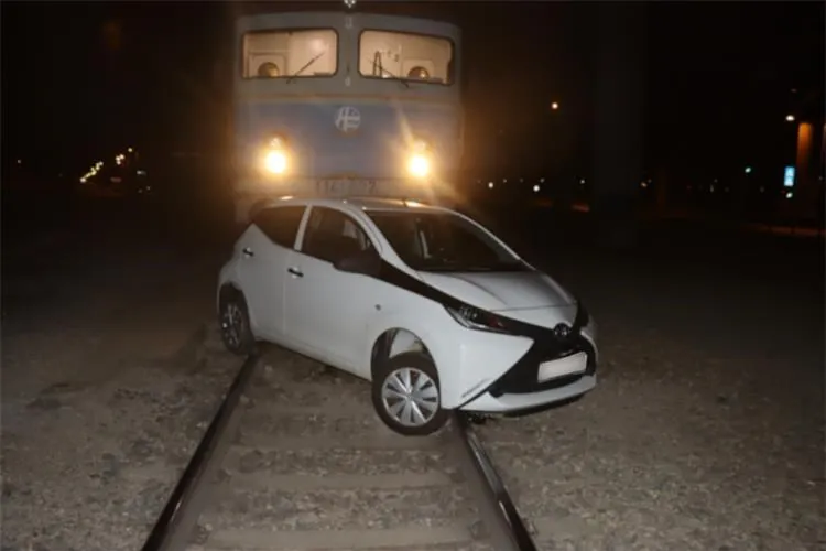 Részeg nő akadt fenn a síneken, a mozdonyvezető józanságának köszönve nem történt tragédia