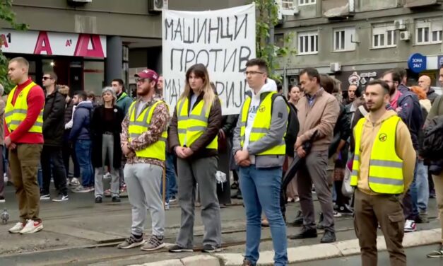Először történt meg, hogy a rendőrség a 16 perces kegyeletadáskor egyetemistákat igazoltatott