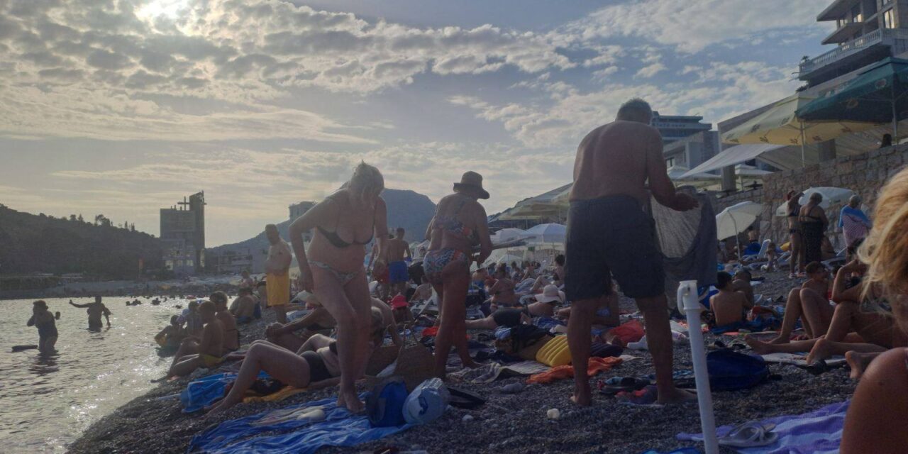 A tűt nem lehet leejteni az egyik legkedveltebb strandon