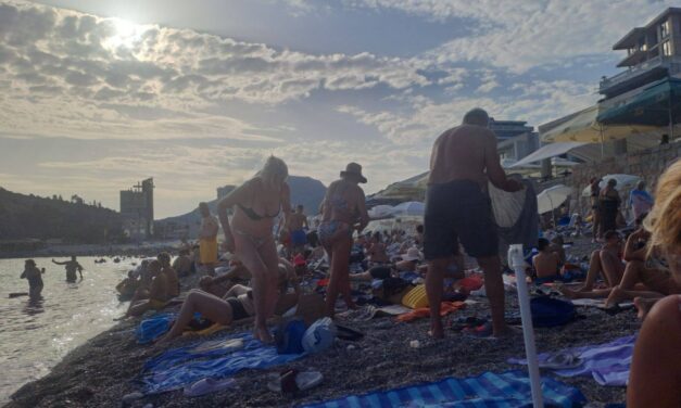 A tűt nem lehet leejteni az egyik legkedveltebb strandon