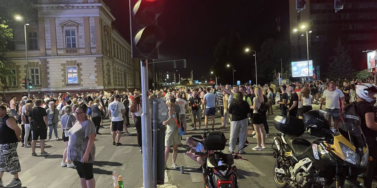 <span class="entry-title-primary">A rendőrség hummerokkal „verte szét” a barrikádokat Belgrádban</span> <span class="entry-subtitle">Folyamatosak a letartóztatások, Szabadkán a kereszteződésen töltötték az éjszakát a polgárok</span>