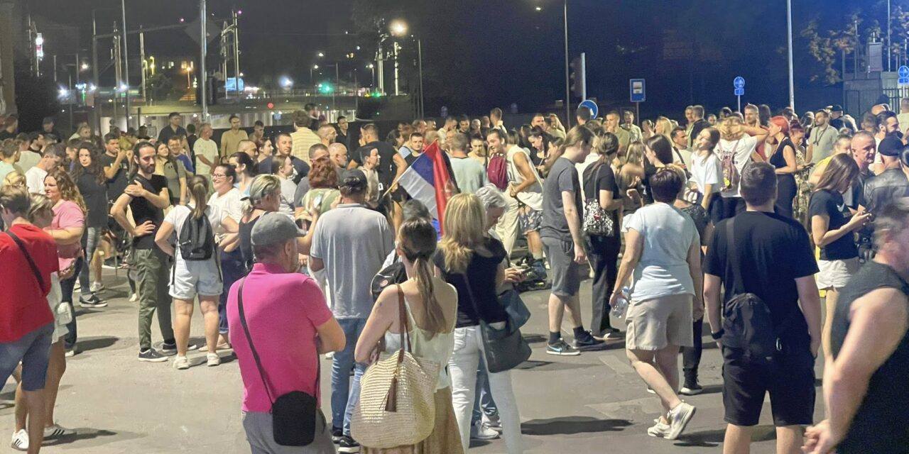 Húsz városban, több mint ötven helyszínen volt blokád vasárnap este