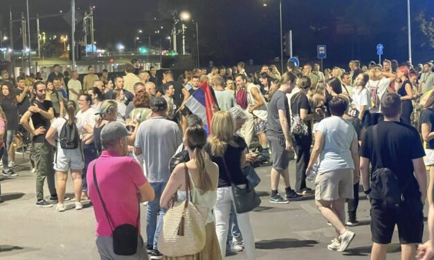 Húsz városban, több mint ötven helyszínen volt blokád vasárnap este