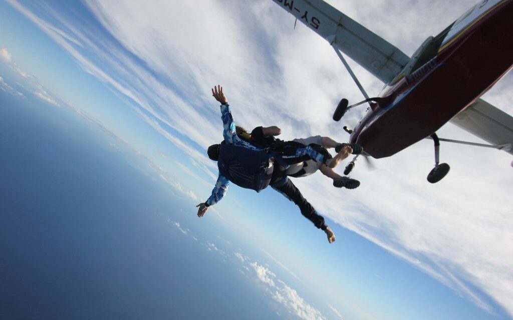 Tragédiába torkollott az ajándékba kapott ejtőernyős ugrás