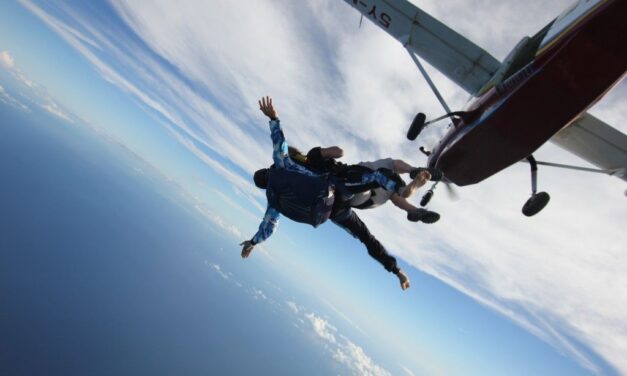 Tragédiába torkollott az ajándékba kapott ejtőernyős ugrás