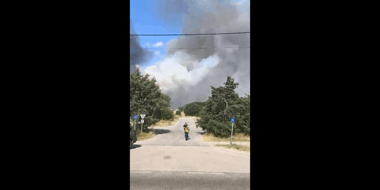 Egyre sűrűbb füst gomolyog a tompai átkelőnél (Videóval)