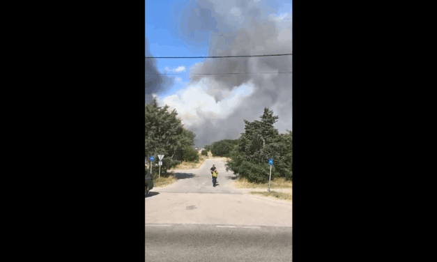 Egyre sűrűbb füst gomolyog a tompai átkelőnél (Videóval)