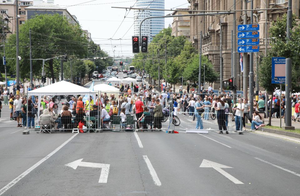 Folytatódik a tüntetés és az útzárlat a kormány épülete előtt