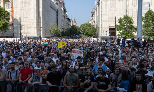 Több tízezres tömeg gyűlt össze a Puzsér Róbert által hirdetett Polgári Ellenállás tüntetésre