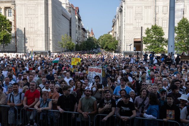 Több tízezres tömeg gyűlt össze a Puzsér Róbert által hirdetett Polgári Ellenállás tüntetésre