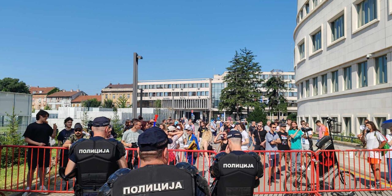 Tüntetés a Tartományi Parlament épületénél