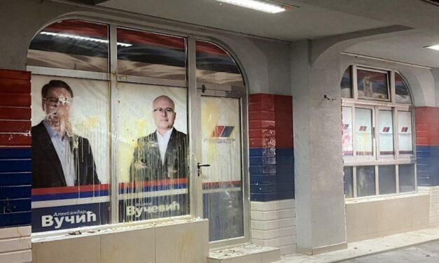 Tojással és liszttel dobálták meg a haladók épületét, letartóztatásba kerültek