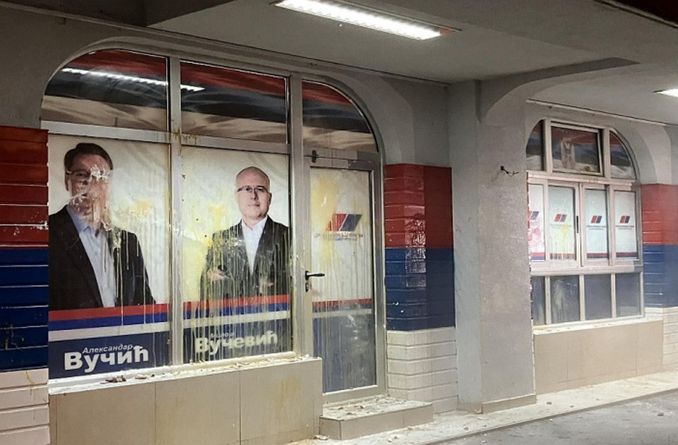 Tojással és liszttel dobálták meg a haladók épületét, letartóztatásba kerültek