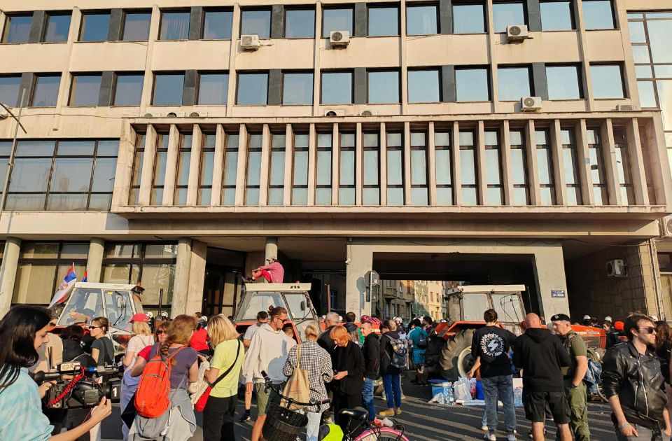 Rendőrségi kordon védi Újvidéken a képviselő-testület épületét