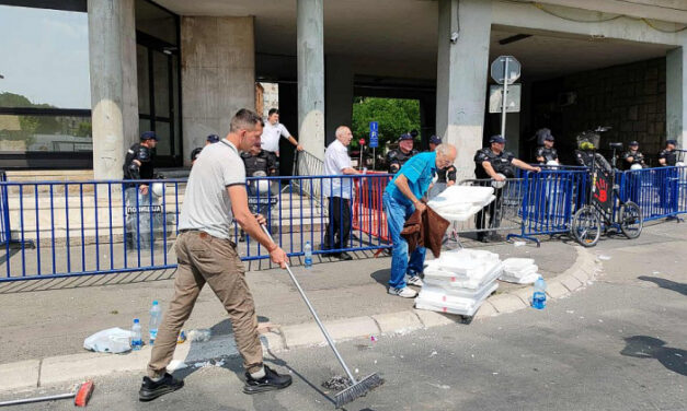 Incidens a képviselő-testület előtt, az ellenzék bement az ülésre