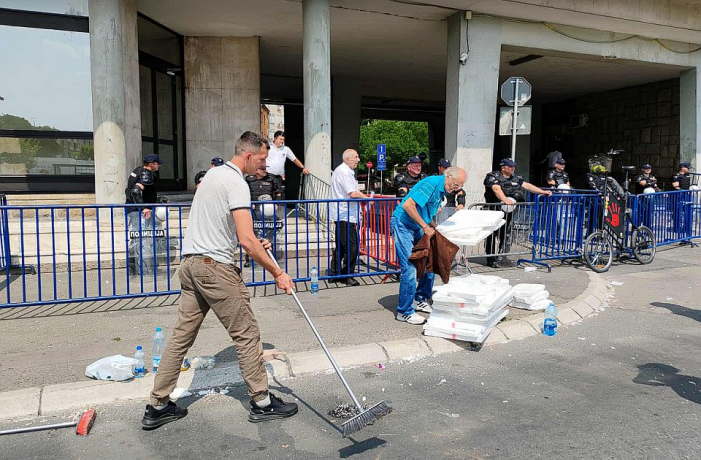 Incidens a képviselő-testület előtt, az ellenzék bement az ülésre