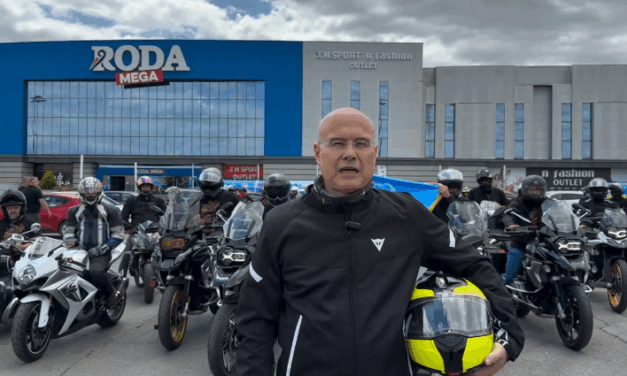 A bukott kormányfő motoron, az elítélt belügyi államtitkár terepjáróval érkezett Ćacilendbe