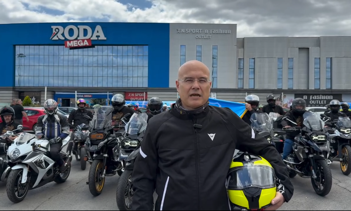 A bukott kormányfő motoron, az elítélt belügyi államtitkár terepjáróval érkezett Ćacilendbe