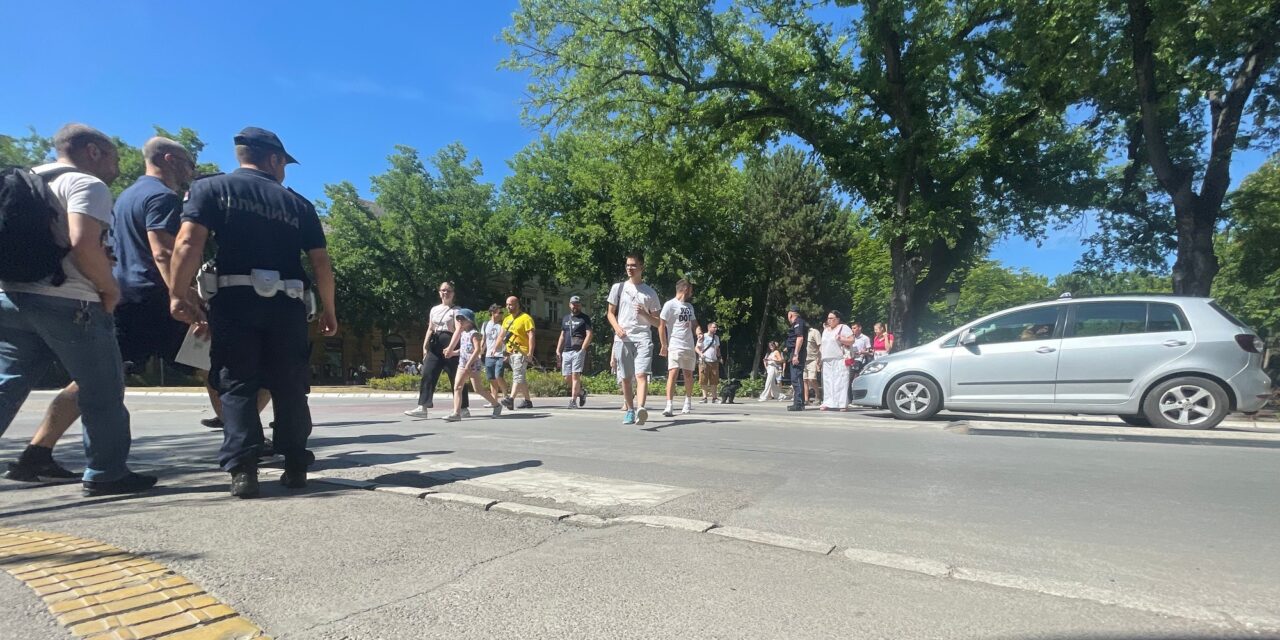 Országszerte zebra módra váltottak a tiltakozó polgárok – Szabadkán is (Fotó)