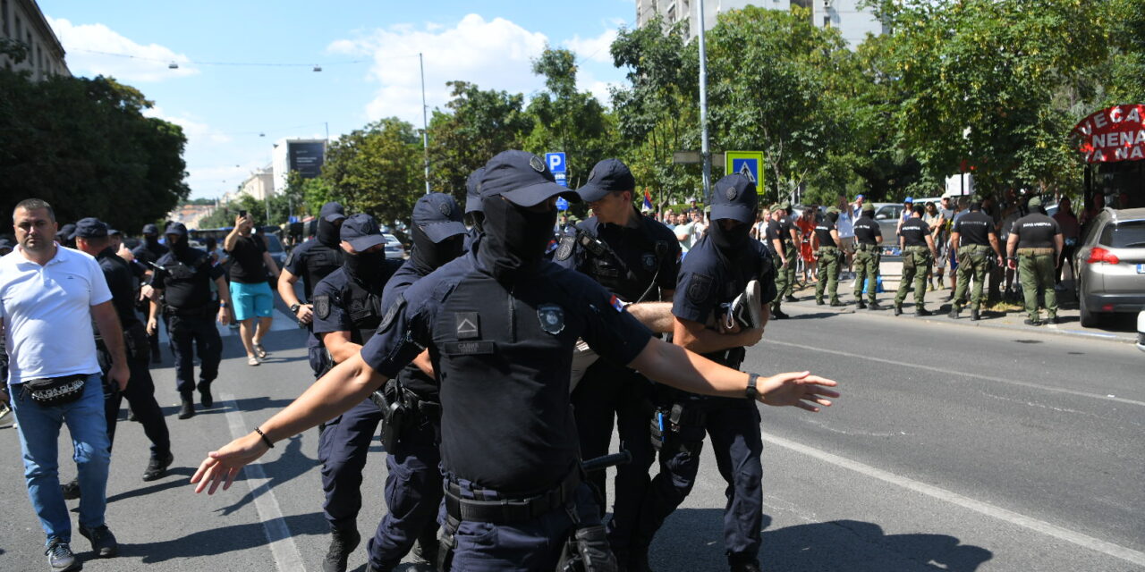 Rajić: Dačić és Vučić jelvényeket és gumibotokat osztottak olyan embereknek, akik nem rendőrök
