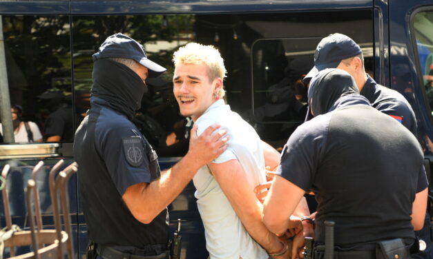 Ki veri a polgárokat: rendőrök vagy egyenruhás verőlegények?