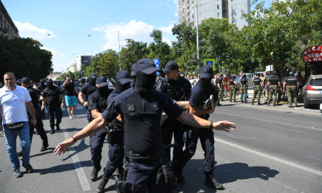Rajić: Dačić és Vučić jelvényeket és gumibotokat osztottak olyan embereknek, akik nem rendőrök