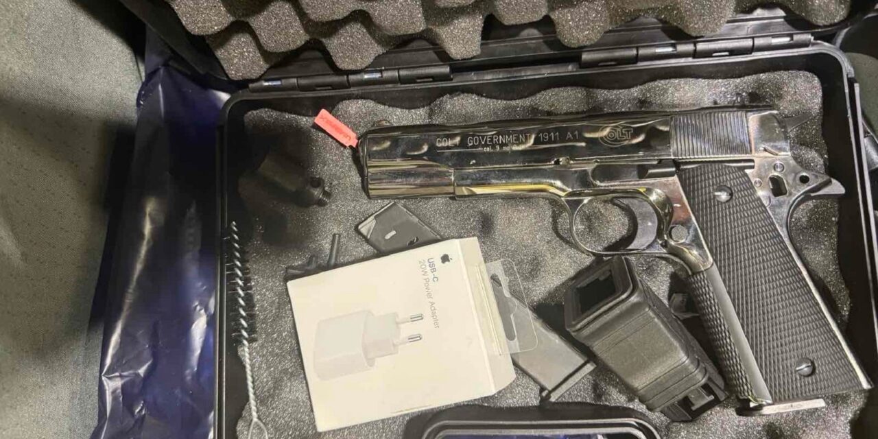 Törölköző alá rejtett fegyvert találtak a vámosok Horgoson (Fotók)