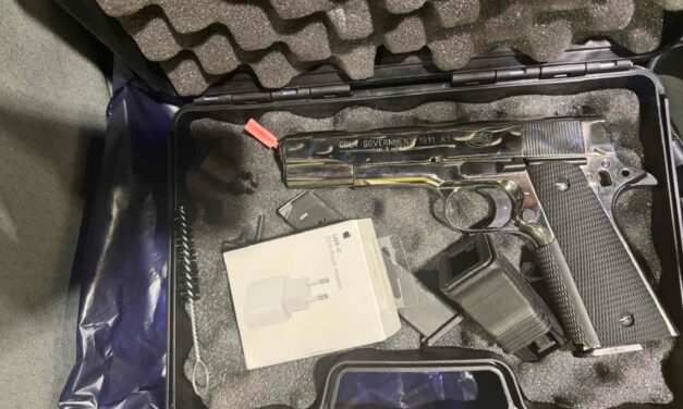 Törölköző alá rejtett fegyvert találtak a vámosok Horgoson (Fotók)