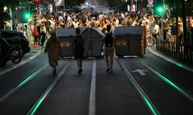 A rendőrség 79 személyt állított elő az éjszaka