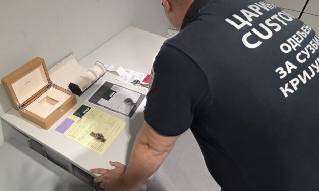 Több mint nyolcvanezer dollárt ér a három lefoglalt karóra (Fotók)