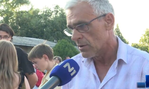 Jaćimović fuvarozó az autóbuszával elállta a zsablyai községháza bejáratát