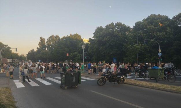 Tábort vertek a tüntetők a forgalmi csomópontban